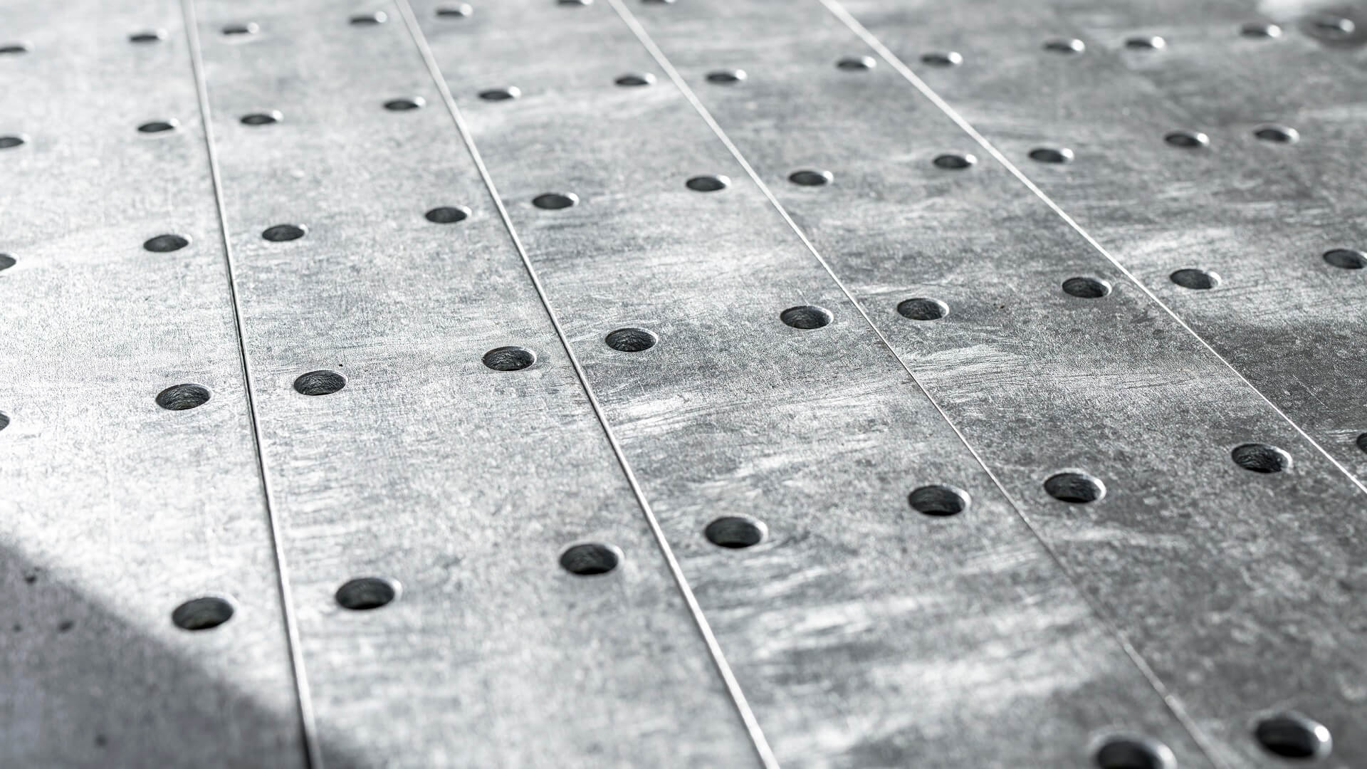 Bohrraster 100 mm feuerverzinkt Kragarmregal mit Bohrraster 100 mm feuerverzinkt