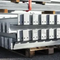 Kragarme feuerverzinkt mit stabiler Anschraubplatte