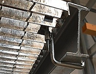 Befestigung für Gitterroste am Kragarmregal